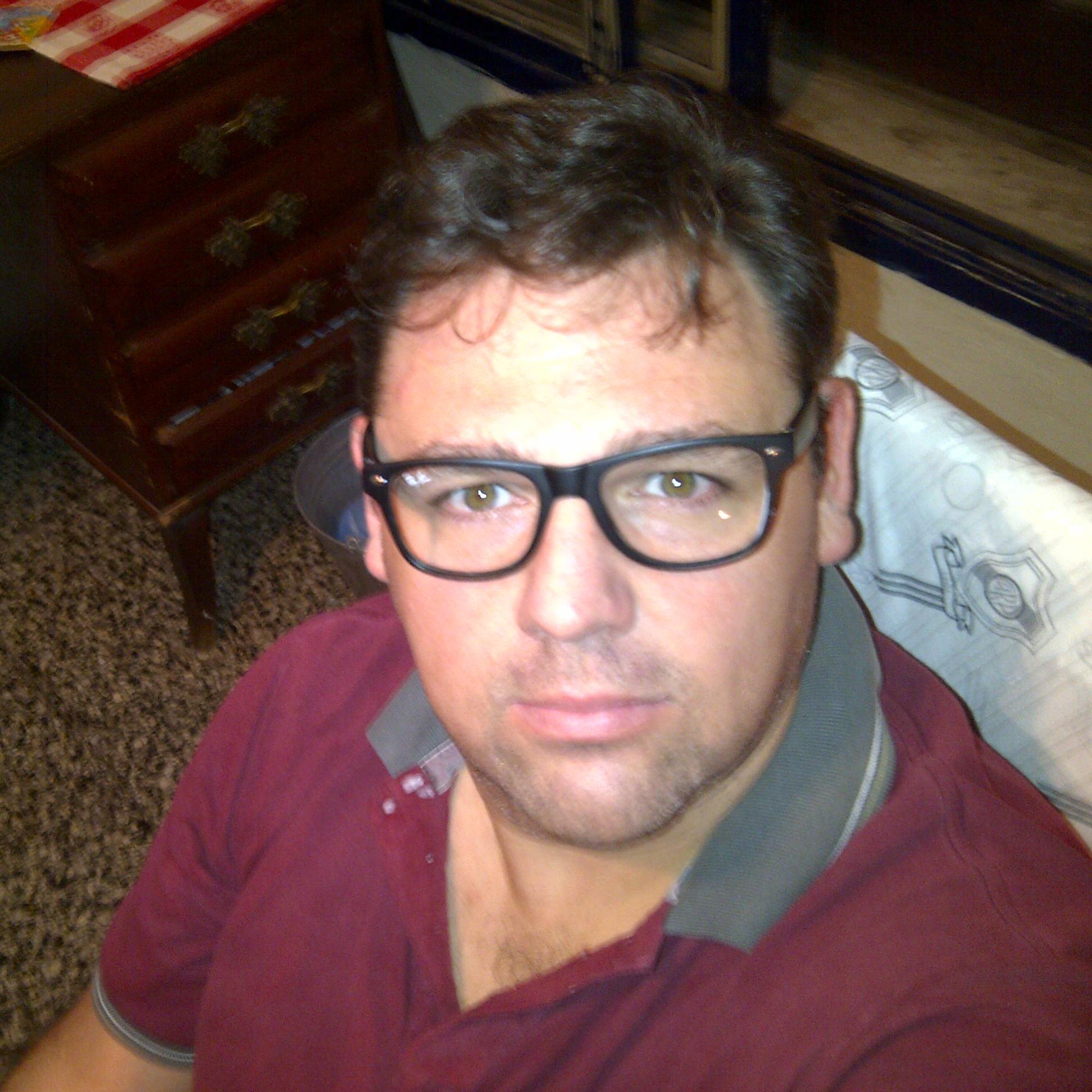 Hincha de RIVER, Actor, un 2 rustico. Pasional. Amigo de mis amigos y el peor de los enemigos. NO HAY PECADO MAS GRANDE QUE PASAR INADVERTIDO POR ESTA VIDA.!!!
