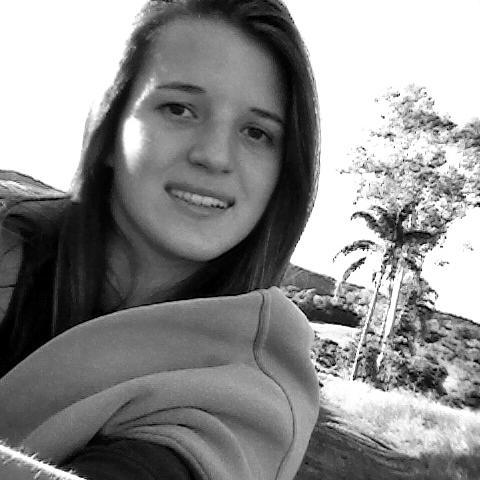 Lamentar uma dor passada, no presente, é criar outra dor e sofrer novamente. (William Shakespeare)∞