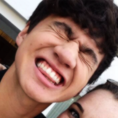 se eu fico me imaginando sendo abraçada pelos braços musculosos do calum e depois ele se apaixona por mim? Rindo de você que pensou que não