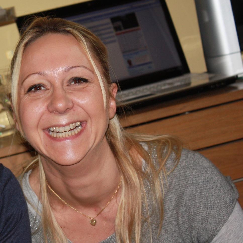 Directeur de la communication avec une expertise de 20 ans .