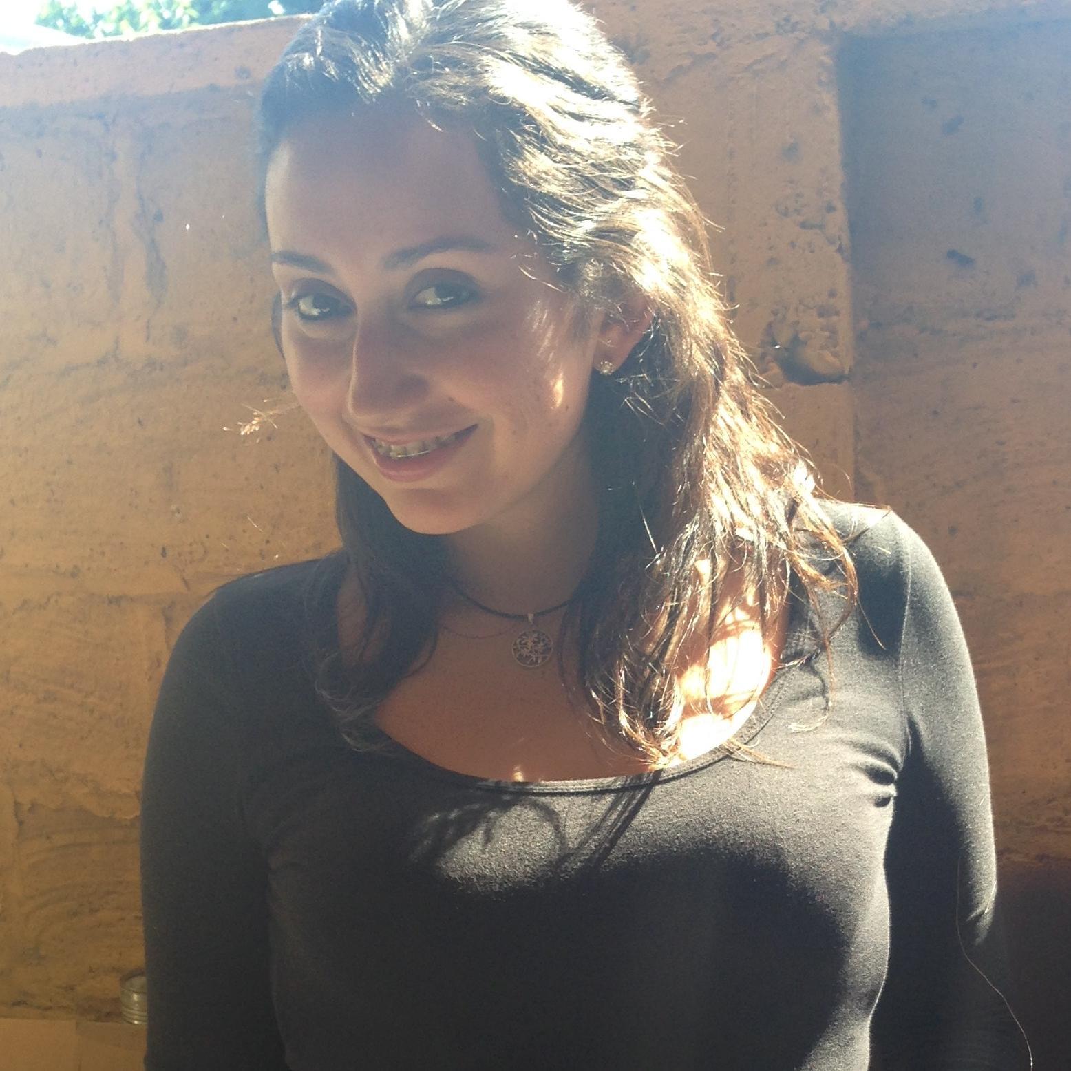 Mamá de Eloisa, adicta a la lectura, la música, la naturaleza y los animales, luchadora, estudiante, amiga, trabajadora....