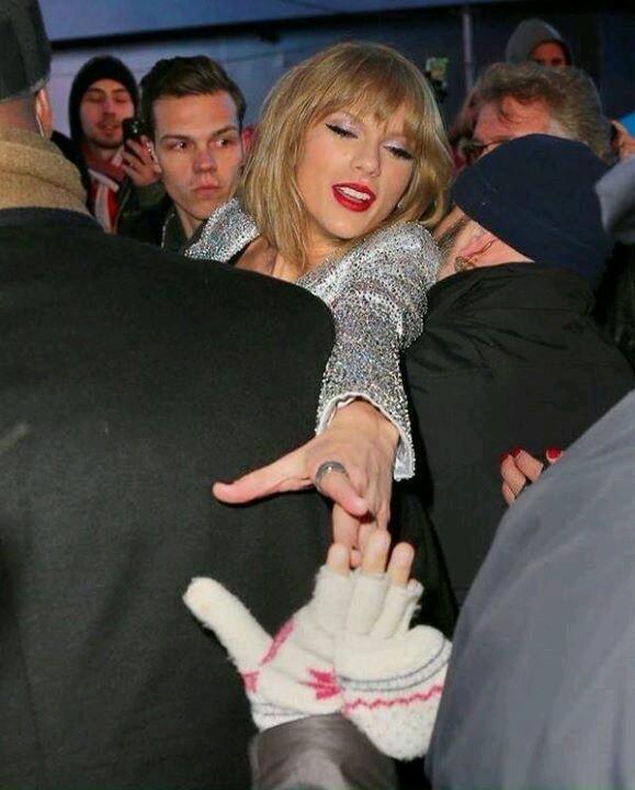 Se sei abbastanza fortunato da avere buoni ricordi che ti fanno sorridere ogni volta che ci ripensi, dovresti ripensarci spesso. -- Taylor Swift