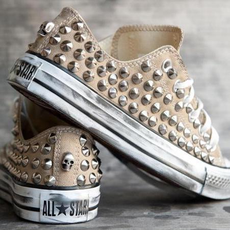somos una empresa dedicada a la customización de zapatillas casual