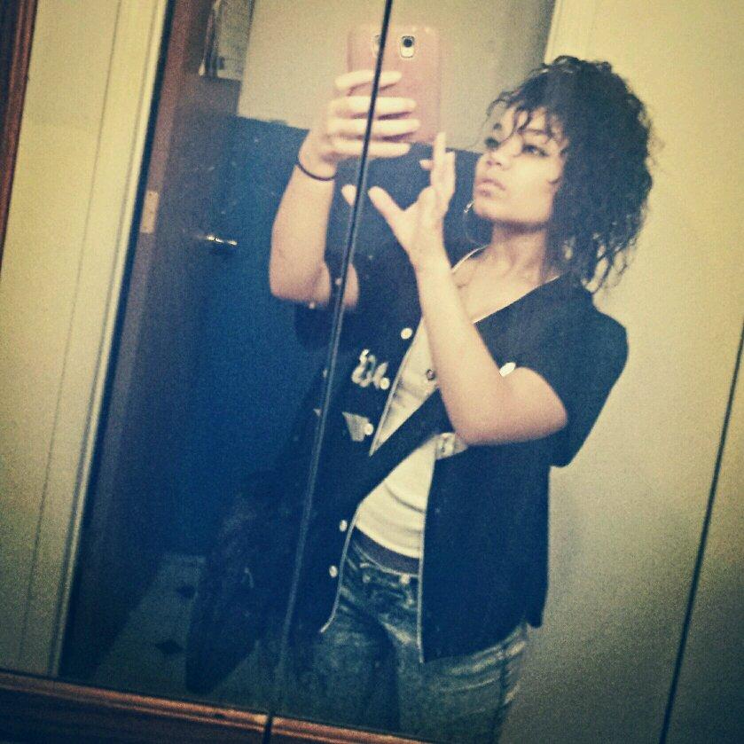 17 // Recording Artist // Music on the way soon! // Instagram: emily_cabell_music // Like my artist page on FB: http://t.co/KdODQAubZd…