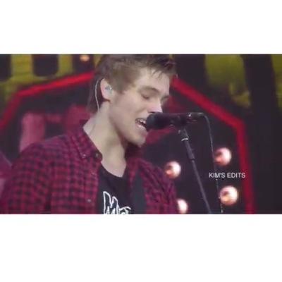 free follow only if you please follow @teenage_queen16 
she follows back ... I unfollow if you don't follow her