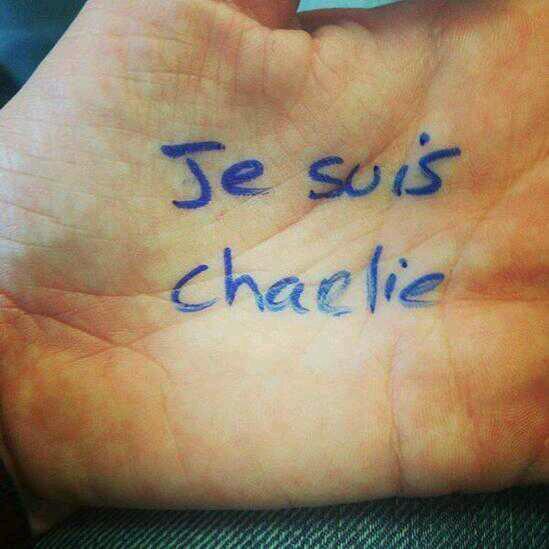 Accro à l'info ,la politique ,le chocolat ...avec une bonne bouteille ...