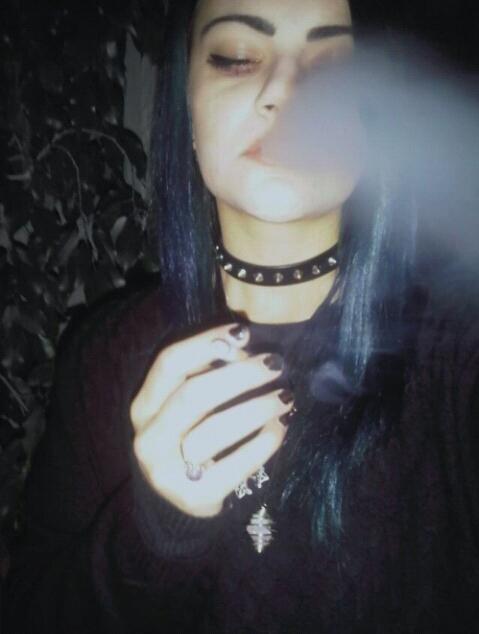 Antes me daba miedo cruzar las calles, ahora las cruzo sin preocupación, si me atropellan y muero seré feliz. Suicide Room♥