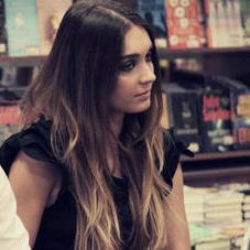 Katy Swartz, Amante de los Libros Y la Jardinería. Fanática de Harry Potter |Los novios son mejores en los Libros| #SagaLux [PARODY/FAKE] Autora: @JLArmentrout