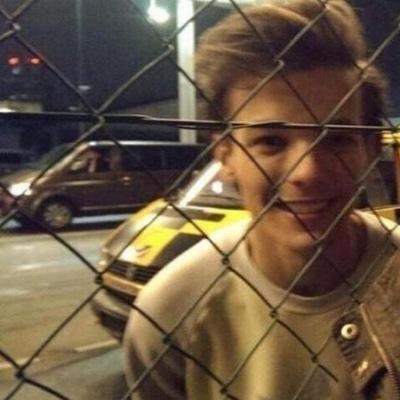 follow @zaylours for more free follows and a fb!!! Thank you :)