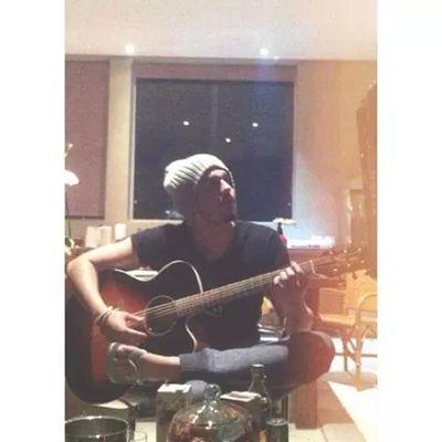 O teu sorriso me desmonta  inteiro