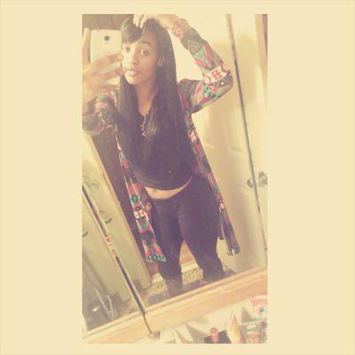 bitttchesss's profile picture. I'm #POPPINSHIT  Lesbian Beauty ♀ I Rokc Gold Chains . . Single