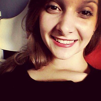 De mãos dadas vão caminhando pra um futuro que Deus vê, eles confiam e dia a dia com Jesus iram viver ♫ ♪