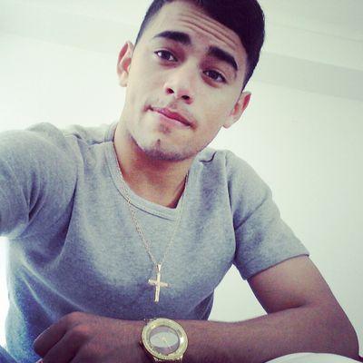 • Nao sou dono do mundo , mas eu so filho do dono .