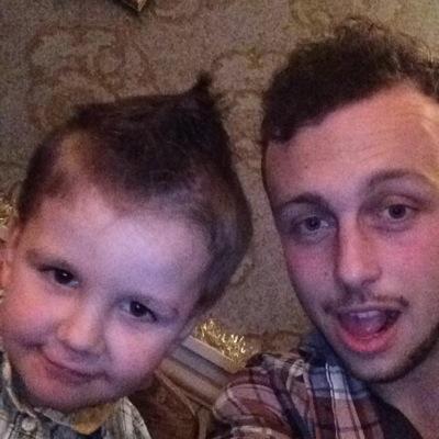 aaronevans94's profile picture. love the tattoos.