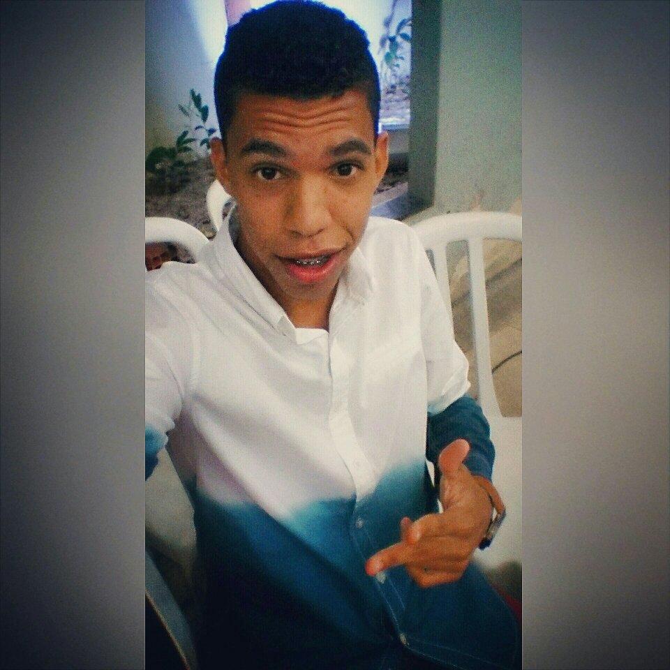 O ar move as pessoas, a gasolina, diesel, e outros movem os altomóveis quem me move é a Música e a fonte de toda a energia Deus !!