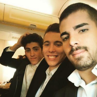 Medio rubio,medio del sur,estudiante de CCAFyD. Madridista,surfero de secano y surfista de agua salada en construcción. Ella me completa.