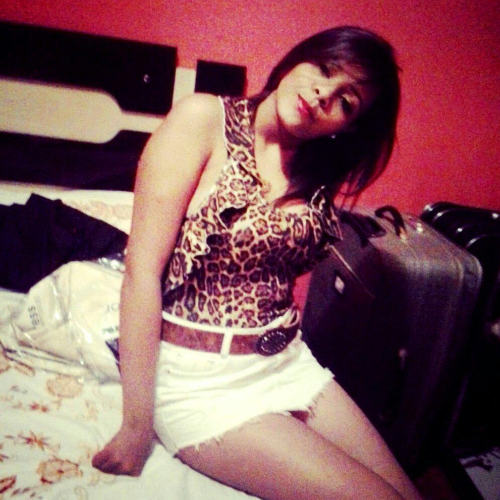 Apenas uma mulher com marra de menina , chata , ciumenta , mimada,bipolar.