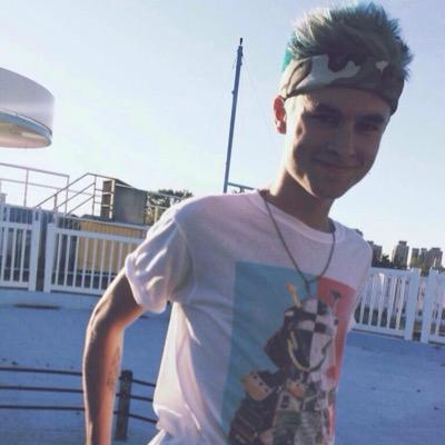 Follow @Kiansbabygirlxo bc she gave you the free follow! And cause she has 1/6 ❤️
