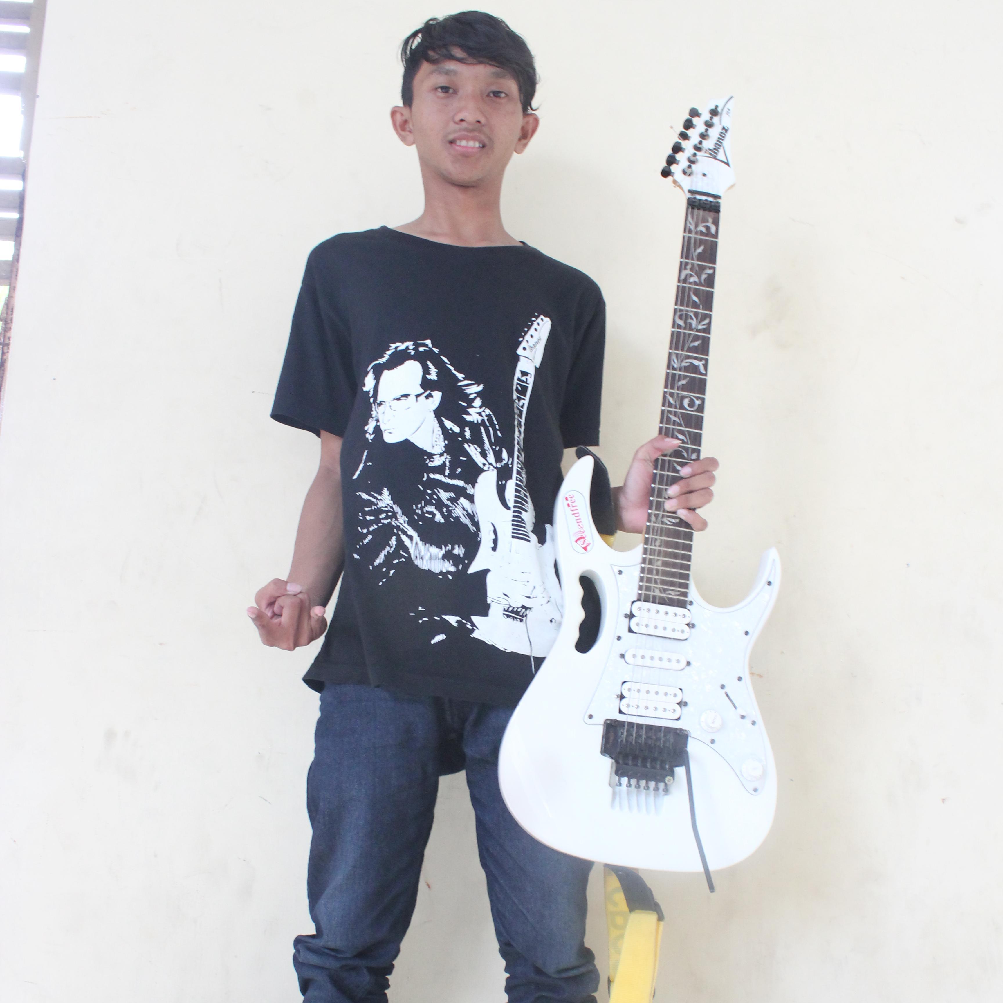 Lead Guitarist @secondfreeband  \m/(◣_◢)\m/ | ig : bebeng777 | #BARCA | #PERSIB | Tuhan pun tau,,aku mencoba..Setan tersenyum,,aku yg Bimbang!!