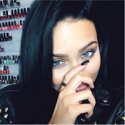 Darling i'm a nightmare, Dressed like a daydream.