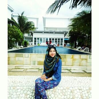 Part of @ganesha_47 , @MeneUndip2011 , owner of LLL & fashionholic_hijab on ig & Line@ ♥ ig&path: fatihahnida