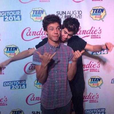 follow @WHATACASHEW (and gain 5 free follows) or i unfollow