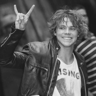 No se si saben leer, pero soy Ashton Irwin. Dicen por ahi que soy un mugroso y un linyera por no bañarme. Igual les cabe porque me entran igual.