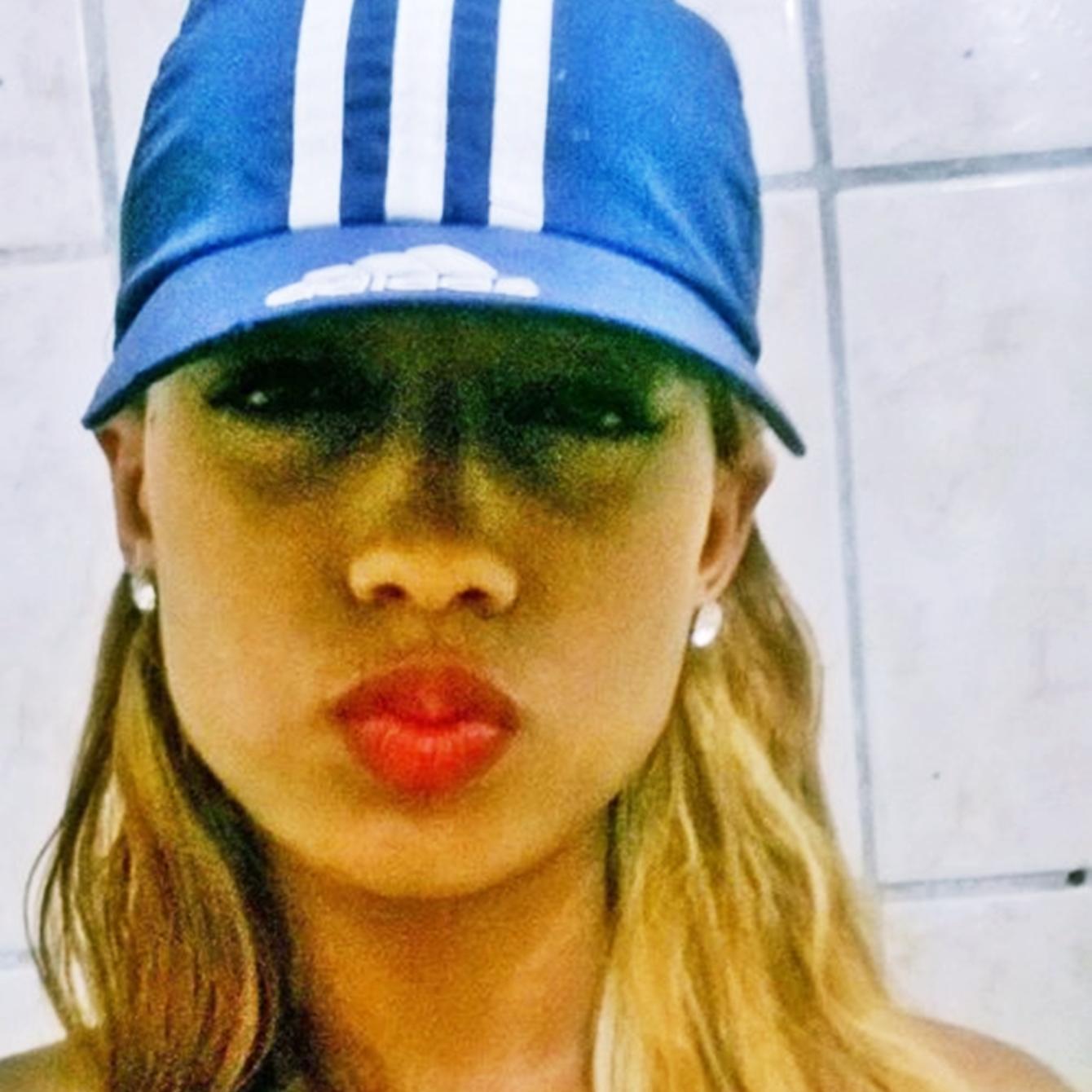 - De olhos bem abertos eu sigo tranquilona, contra inveja e a maldade de várias vacilonas.
Minna Arlequinaa. #FirmaMilionária $$$