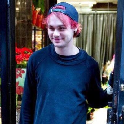 GO FOLLOW @Hysterichood BC SHE GAVE YOU A FREE FOLLOW XX