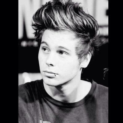 5SOS ❤ 2/4 + band :)