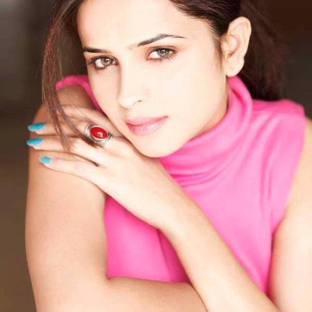Queen of Middle_east♥ اناا ﻻا احَب اوسَط الحلول ) اماا اكون / او ﻻا اكون ♥♥!