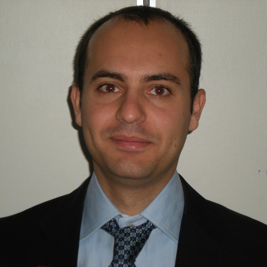Laureato in Scienze della comunicazione  e diplomato al conservatorio di musica in clarinetto.