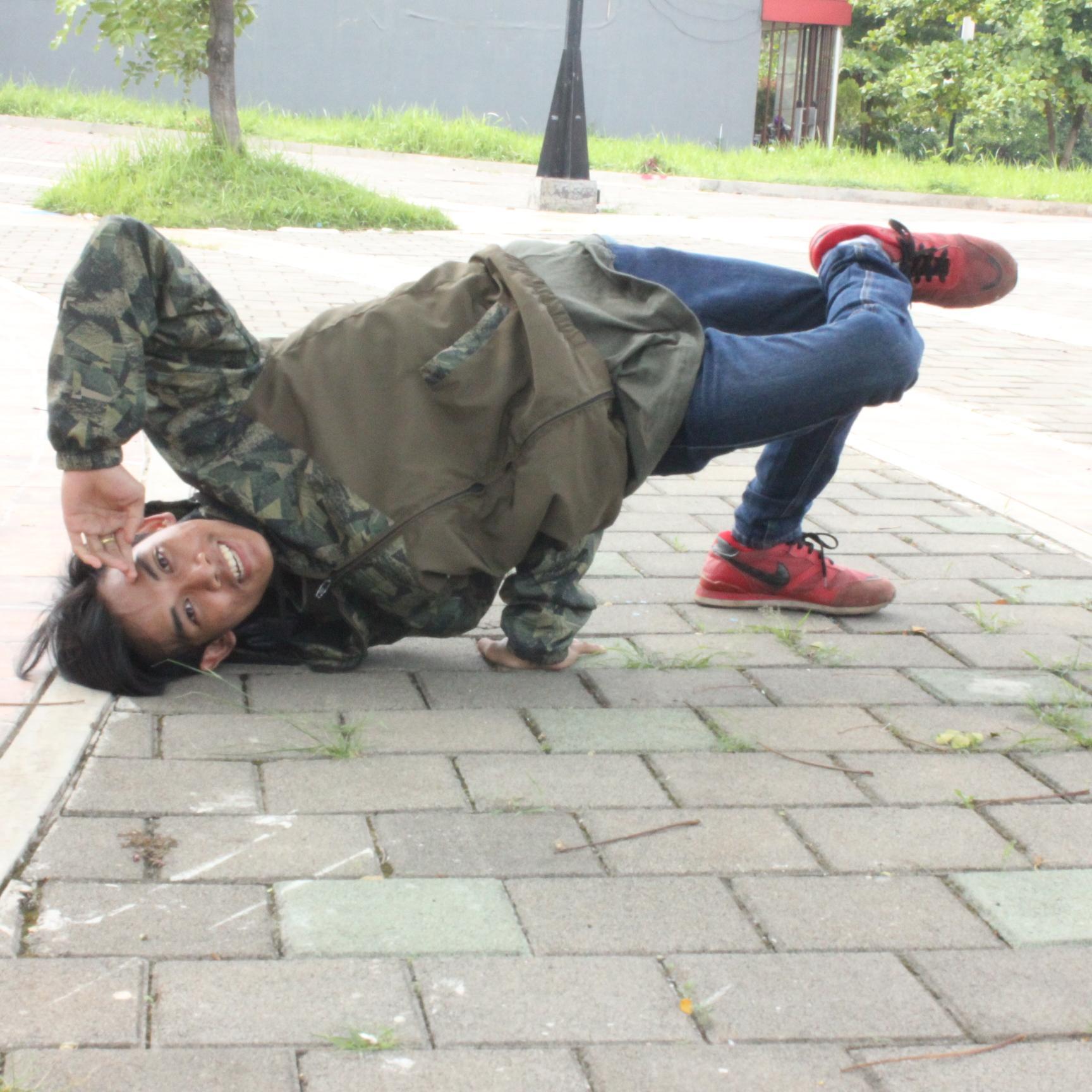 DerrySuhardian's profile picture. BREAK DANCE SCHOOL (weak_crew)