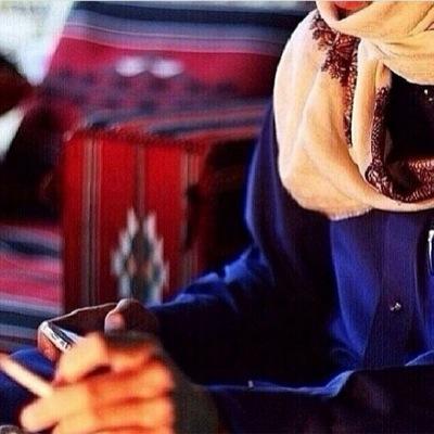 محبة ومتذوقه للشعر وربما شآعره
