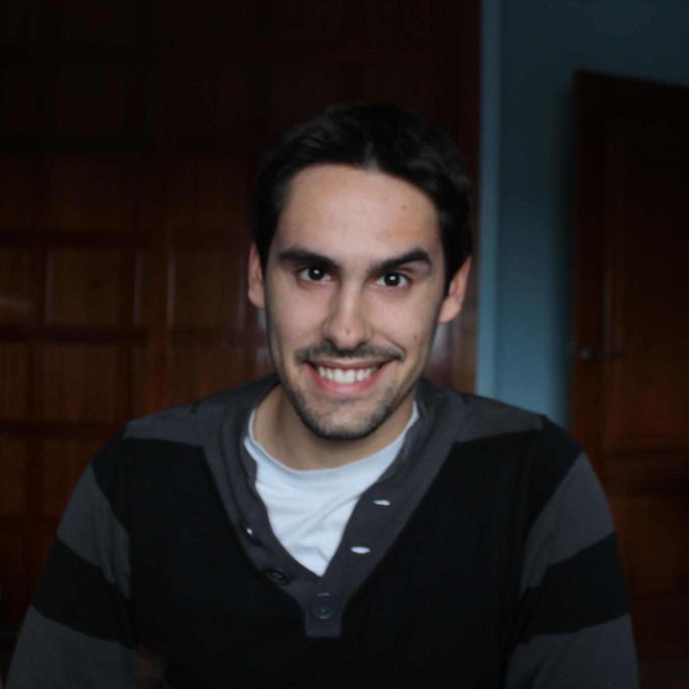 Informática, fotografía, freeride, haceros reír. Aunque aún sea demasiado pronto para llamarlo biografía.