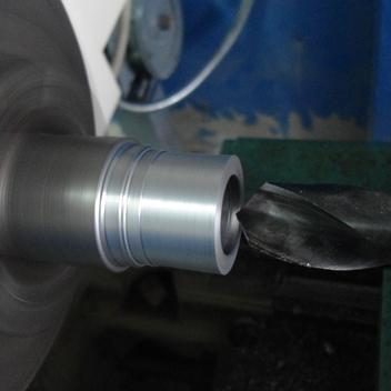 Se fabrica todo tipo de piezas en torno por ejem: bocinas, ejes, bujes,tornillo flan che, pasadores,punzone, y se reconstruye piezas automotriz 
 04162342305