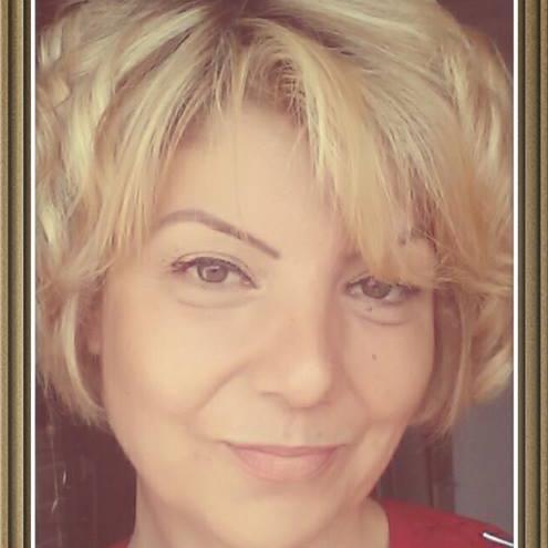 Gönül Dicle, Fransız Edebiyatı alanında master yapmıştır. Serbest  Çevirmen, Öğretmen ''L'enfer c est les autres ''.