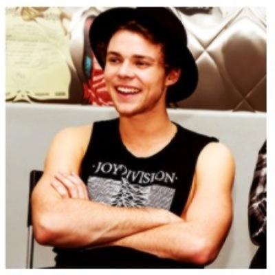 ☻Ashton Irwin makes the workd go round☻