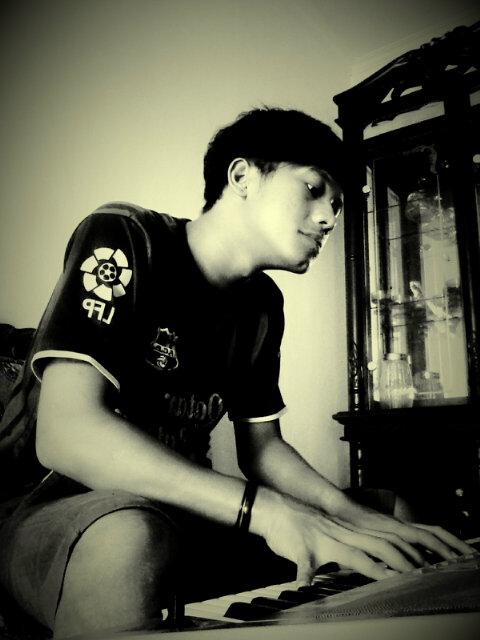 rifandinova's profile picture. keybordist of @dinova_band | never leave your dreams, one day they will come true !!!