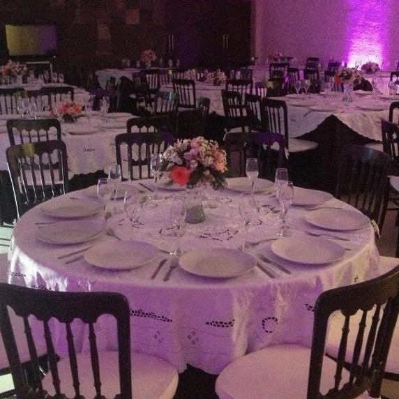 El Anfitrión Es una empresa Campechana que cuenta con Servicio de Banquetes para Bodas, XV Años, Graduaciones, etc., Renta de Mobiliario. Cel. 9811596142