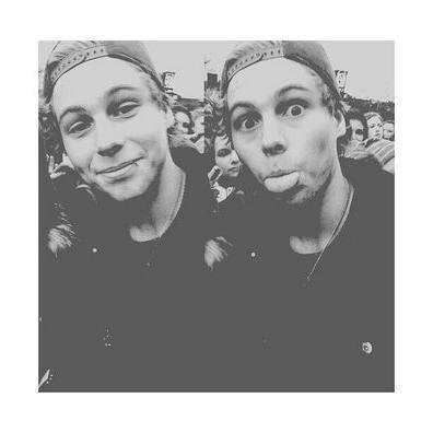 follow @CLIFFXRDSUNS PLEASE BC ITS HER BDAY TODAY TY AND ILY