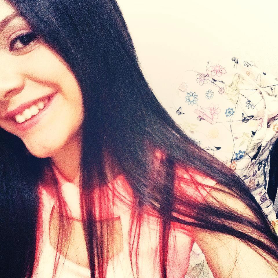 14. Estudiante. Más venezolana que la arepa. Con más futuro que miedo. Casada con la lectura y amante de la escritura. Bailar es soñar con los pies.