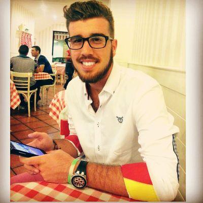 Sevillano. Estudiante de periodismo en la US. Amante del fútbol y del deporte en general.