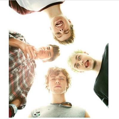 im in love with 1D and 5sos✌️