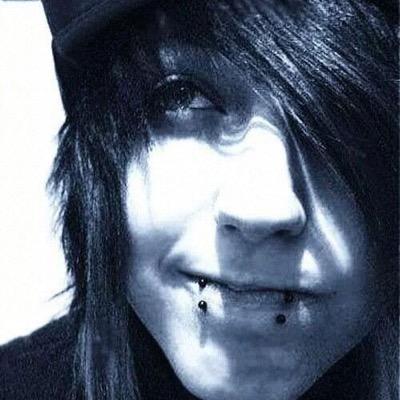 Monty♡ 18♢ single ♤ AHS,music,and sleep are bae♧ DM me whenever! ＼(^ω^)／ best friend is @_bloodbaby if any guy messes with her they will die