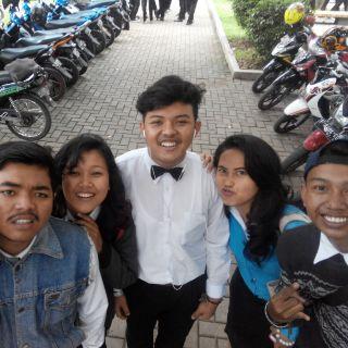 dwidenim's profile picture. Hanya manusia biasa yg tak luput dari kesalahan