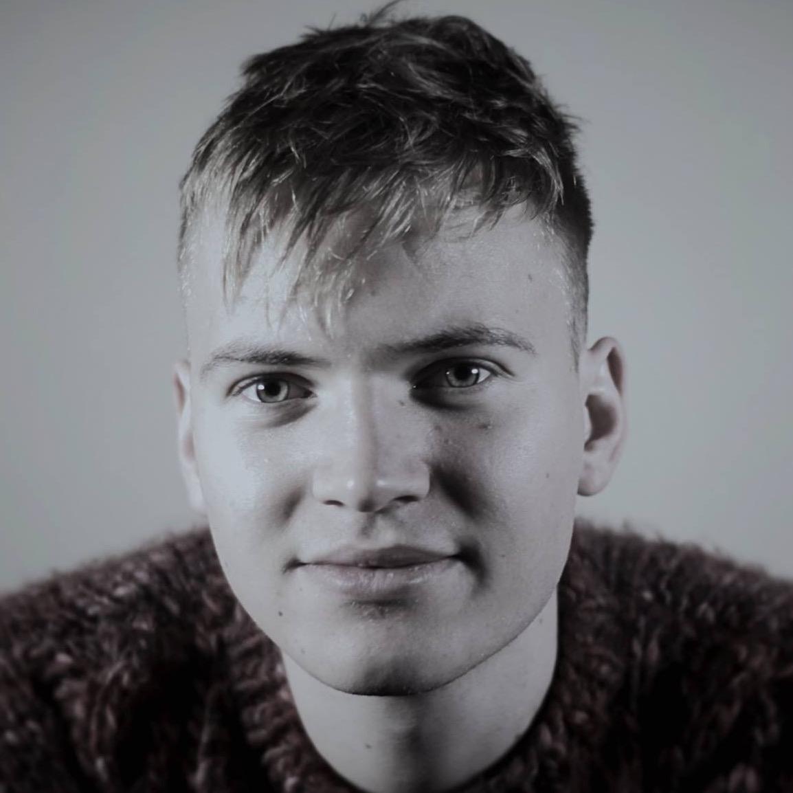 Community Producer/Tutor @eagleradio Presenter on @weareeagle3 weekdays 2-6pm, Local Showcase Weds 9-10pm. Keys/Bass player. Studied @Cambridge_Uni Go to @EmmRd
