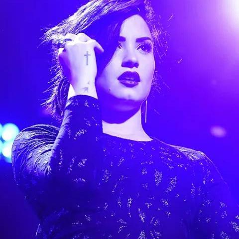 Hi, I'm Amy and I'm crazy  for Jonas, Demi, Miley, 1D .