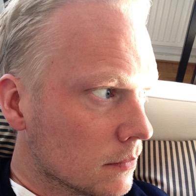 Samhällsfrågor engagerar mig. Musik och fotboll lugnar mig. Typ.