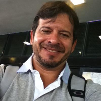 Vocalista, músico, compositor, amante da natureza, torcedor do E.C. VITÓRIA, filho de Ossain com Oxum, graças à Deus!